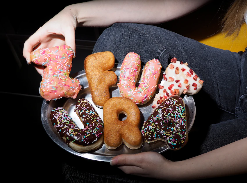 Nahaufnahme eines Silbertabletts auf dem verschiedene Donuts in Buchstaben-Form liegen, die das Wort "ZFutura" darstellen